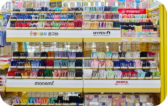 필기구 매대 사진